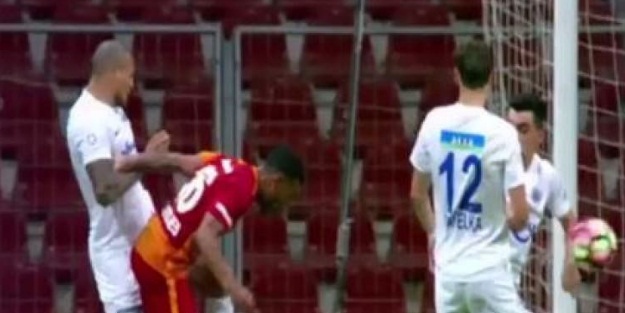 Arena'da ortalığı karıştıran pozisyon!