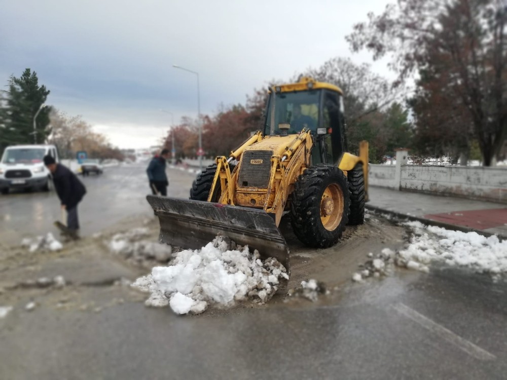 Arguvan ilçe merkezi kardan temizlendi 