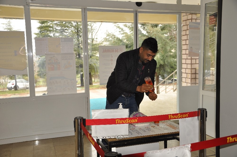 Arguvan’da resmi dairelere giriş ve çıkışta dezenfekte 