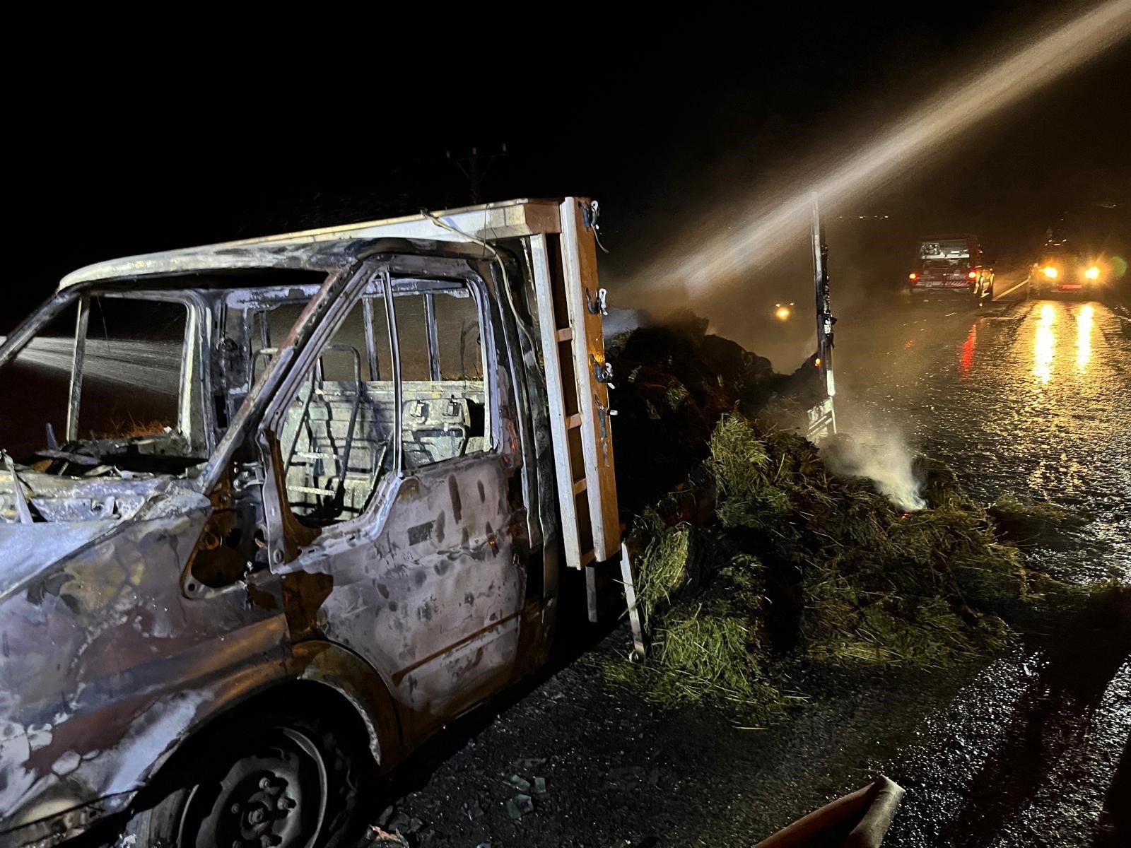 Arguvan'da yonca yüklü kamyonet alev alev yandı