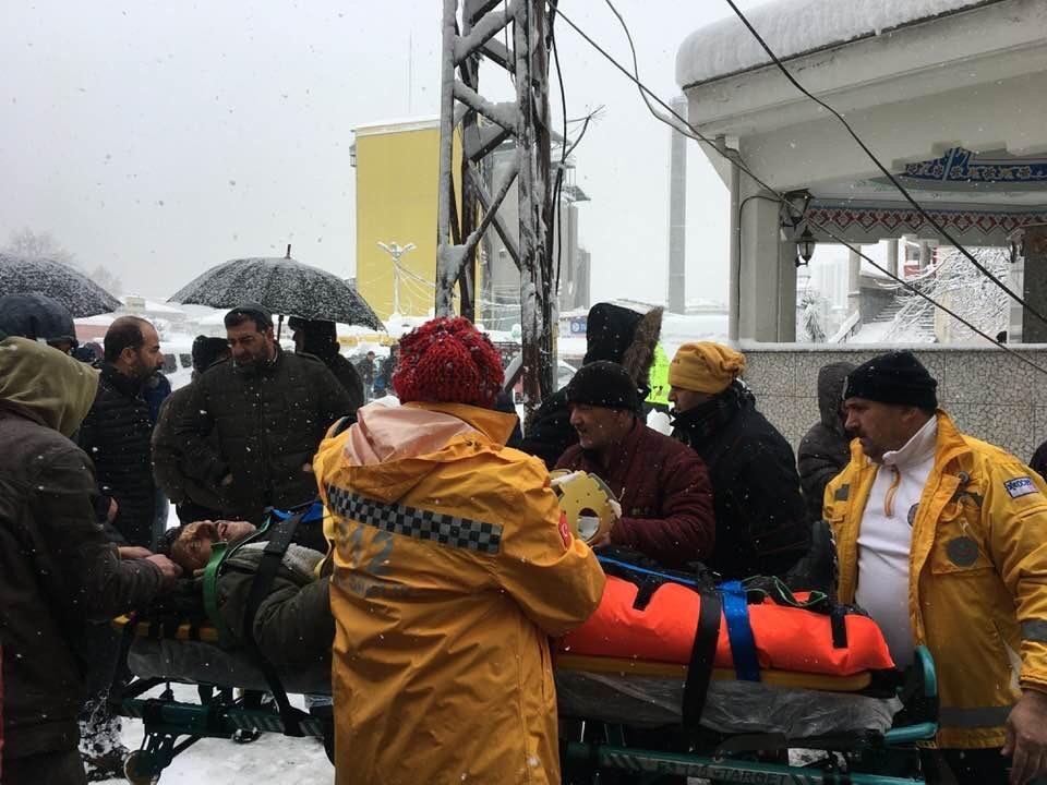 Arhavi’de çatısında biriken kar nedeniyle pazar yeri çöktü: 1 yaralı 