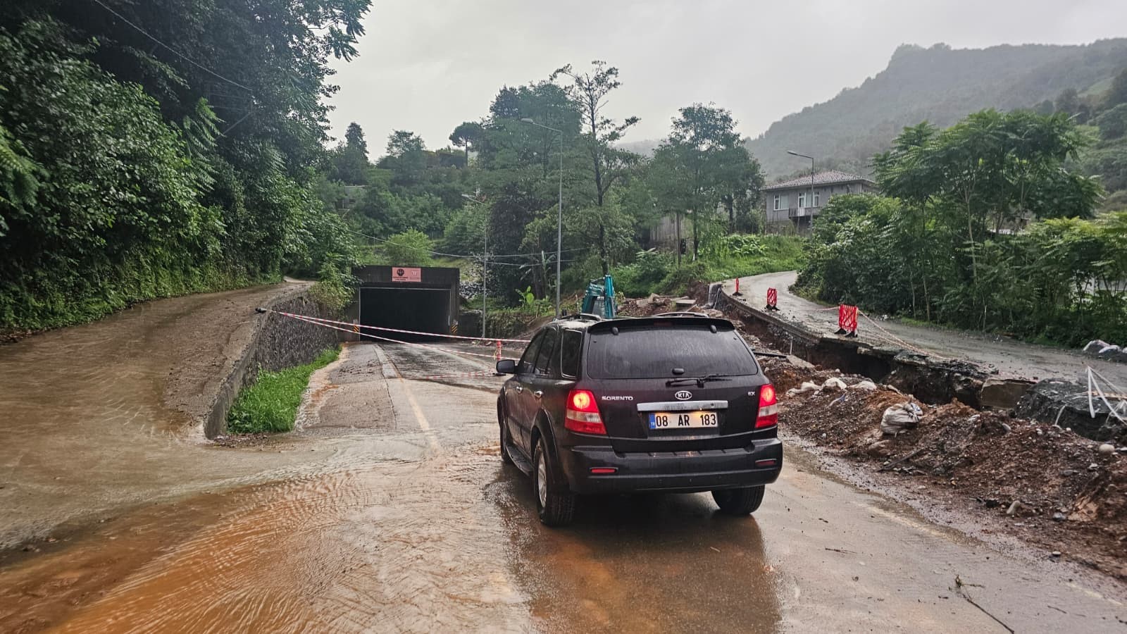 Arhavi'de heyelan riski nedeniyle tünel trafiğe kapatıldı