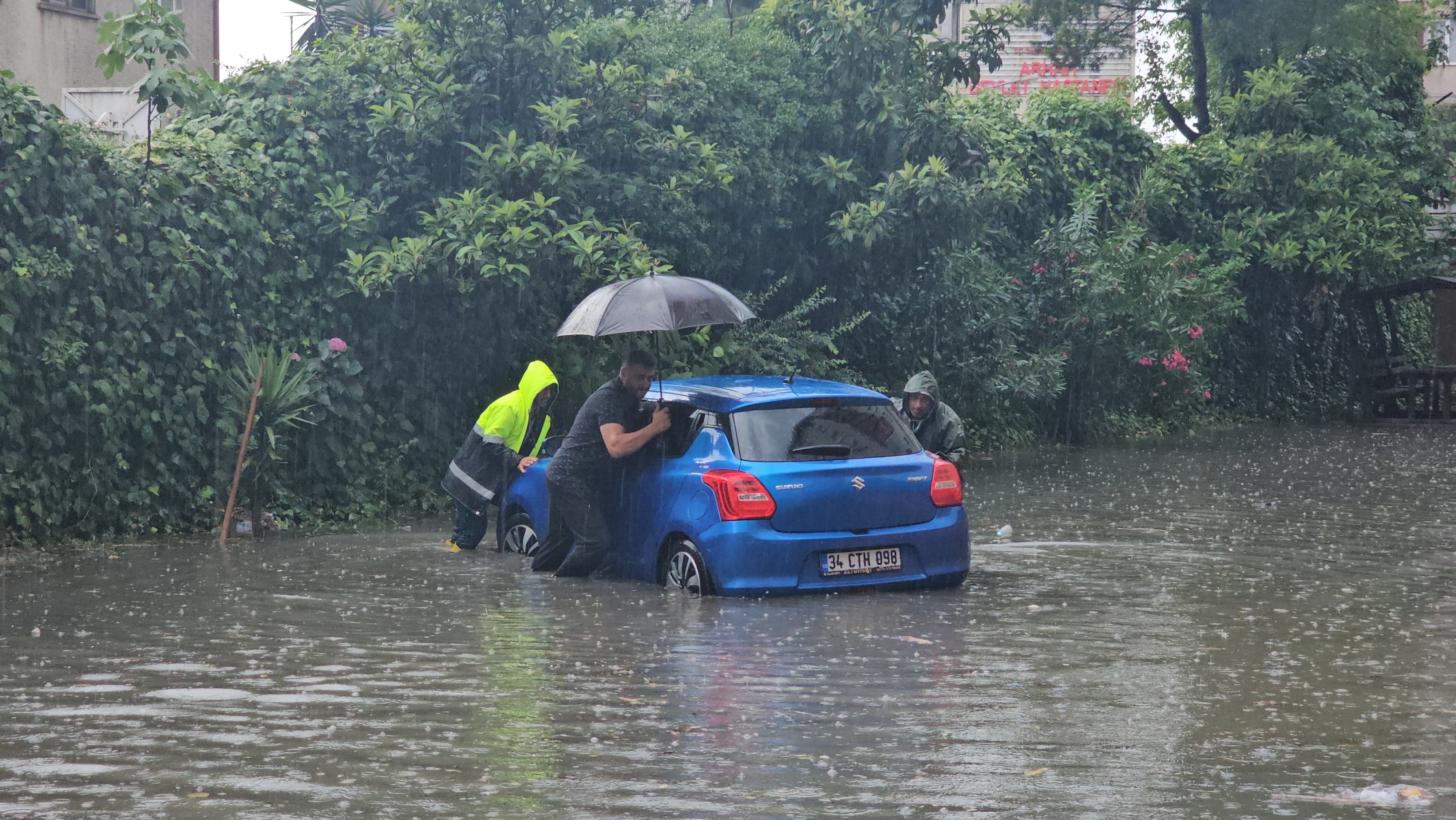 Arhavi'de yoğun yağış sele neden oldu