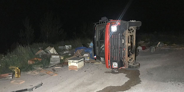  Arı kovanı yüklü pikap yan yattı! 60 kovan arı telef oldu