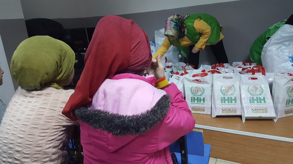 Arıcak’ta öğrencilere mont ve bot hediye edildi 