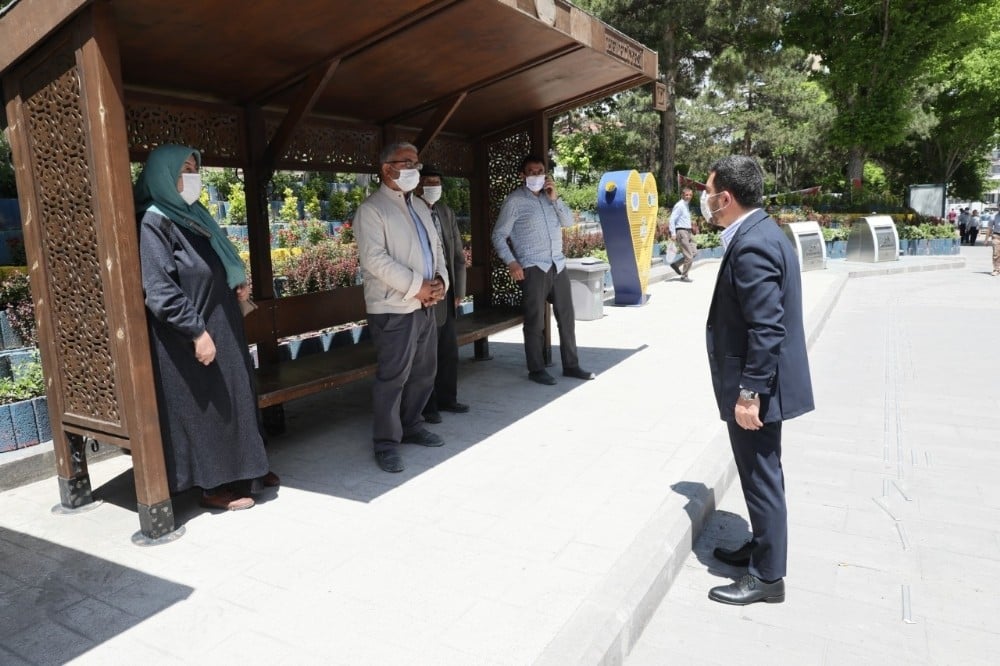 Arı’dan vatandaşlara sosyal mesafe ve maske uyarısı 