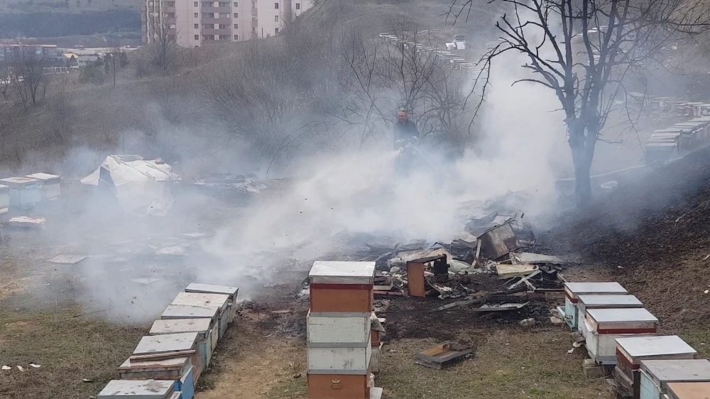 Arıların bakımı için bıraktığı kovan körüğü yangın çıkardı 