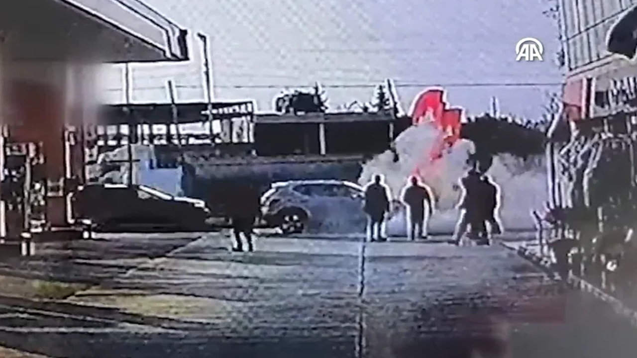 Arızalanan araç benzinlikte alev aldı!