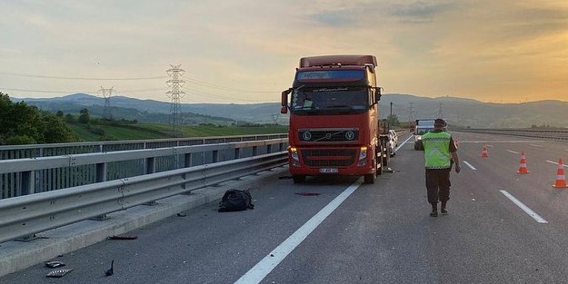 Arızalanan aracına bakan sürücüye TIR çarptı