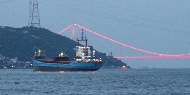 Arızalanan gemi Boğaz'ı alarma geçirdi! Valilikten açıklama geldi