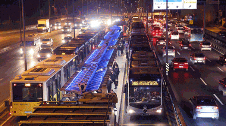 Arızalanan metrobüs seferleri aksattı