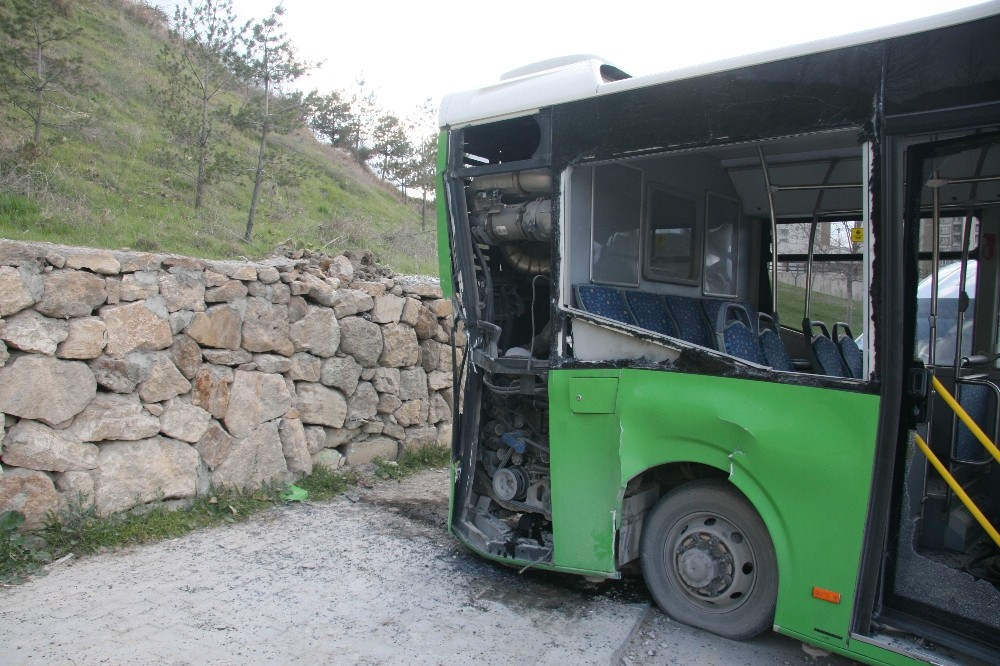 Arızalanan otobüs duvara çarparak durabildi 
