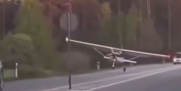 Arızalanan uçak otoyola acil iniş yaptı