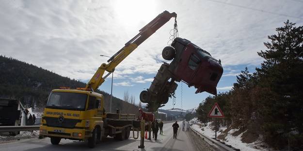Arızalanıp geriye kayan tır çarptı! Ölü ve yaralılar var
