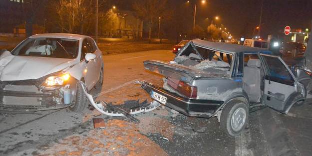 Arızalı araçlarını iterken otomobil çarptı: 2 yaralı