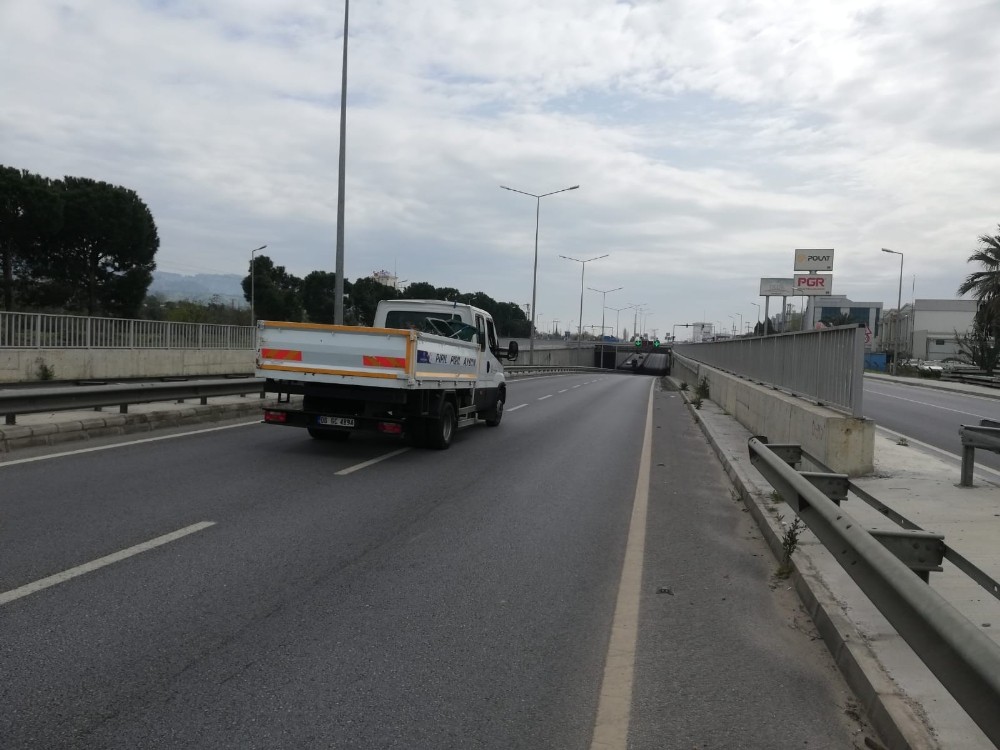 Arızalı araçtan dökülen yağ yolu trafiğe kapadı 