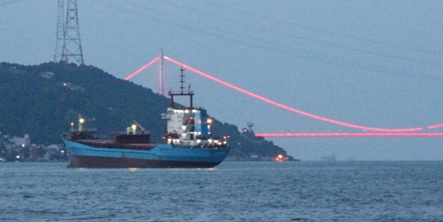 Arızalı gemi İstanbul Boğazı'nı alarma geçirdi!