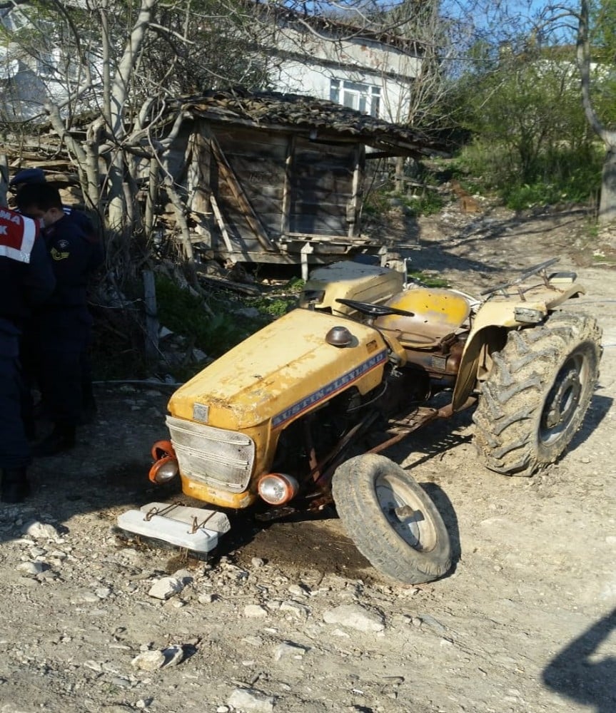 Arızalı traktörünü çalıştırmak isterken canından oldu 