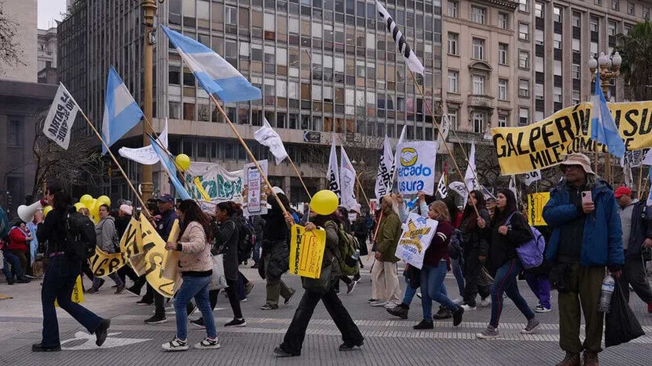 Arjantin’de ekonomik krize tepki! Binlerce kişi sokaklara çıktı