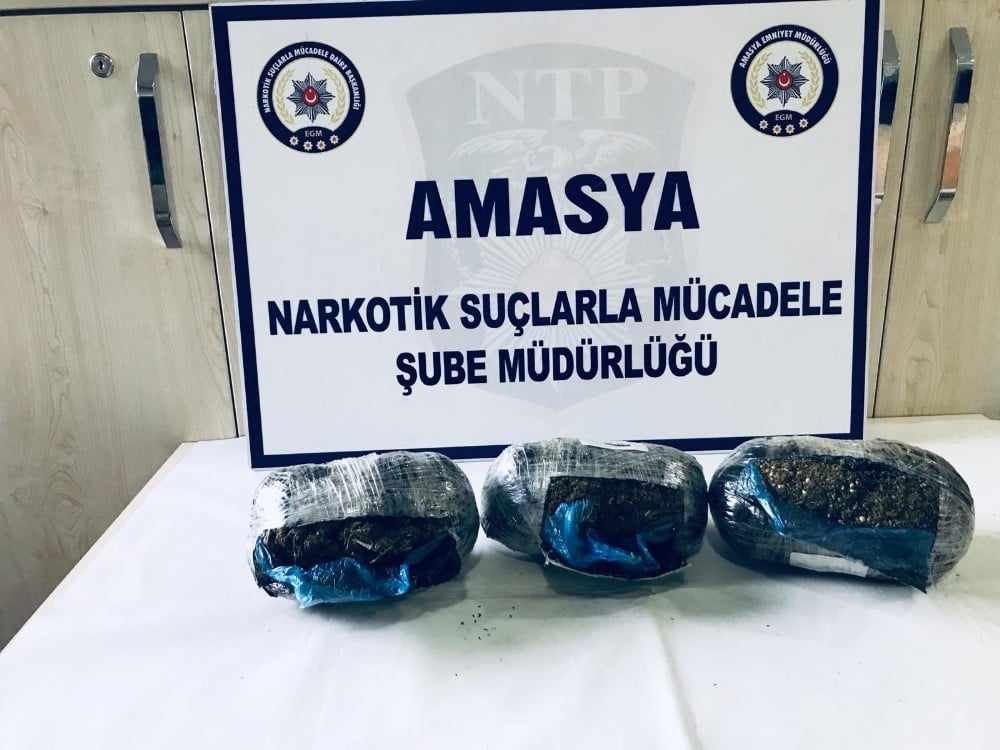 Arka tampondan 1 kilo 321 gram uyuşturucu çıktı 