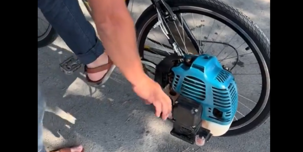 Arka tekerleğine motor taktığı bisikletini, motosiklete dönüştürdü…