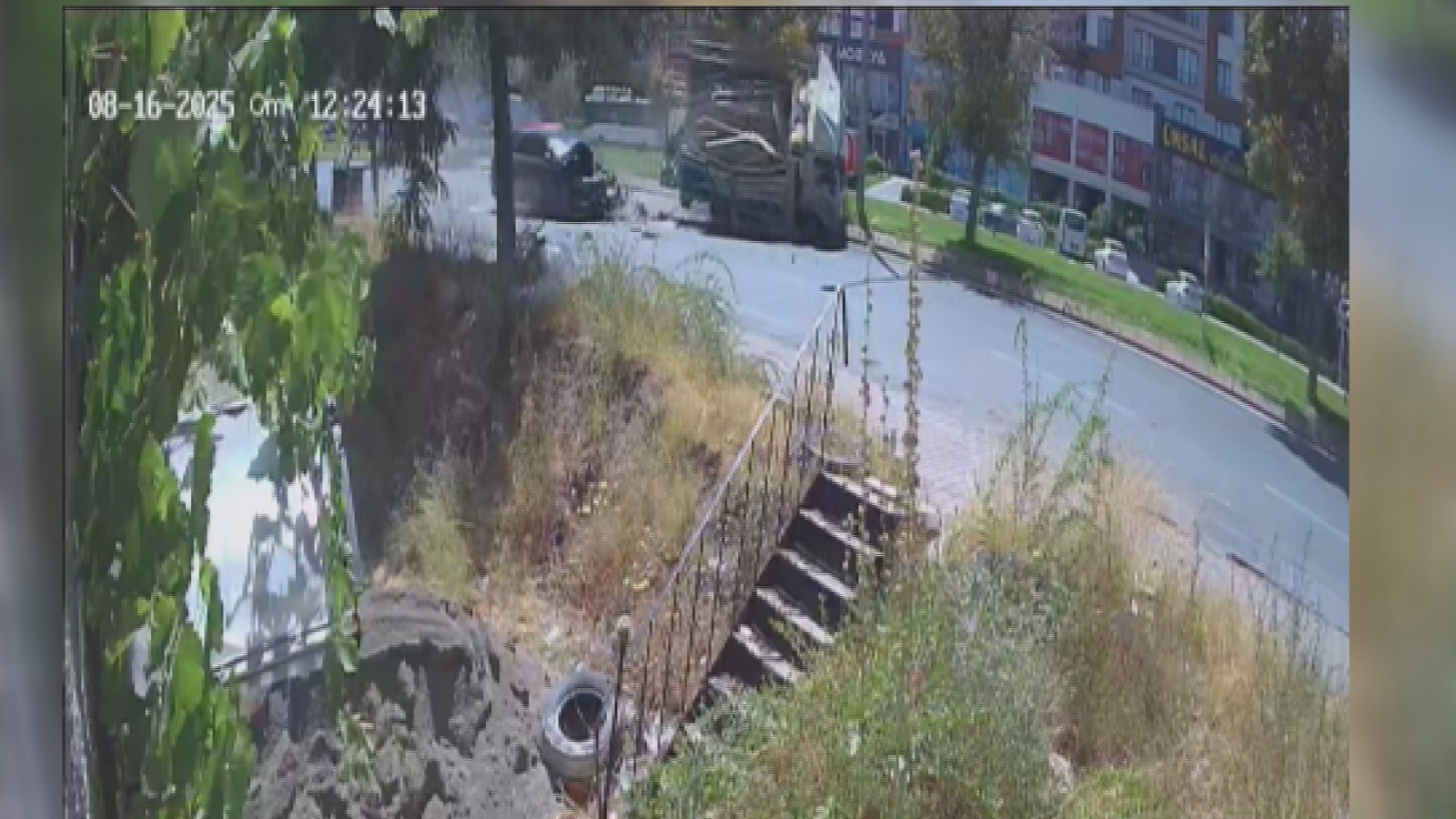 Arkadan çarptığı kamyoneti devirdi: 4 yaralı