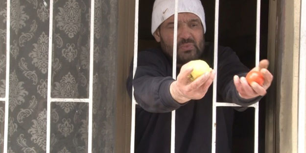Arkadaşını bıçakladı! Olay yerine gelenlere meyve dağıttı