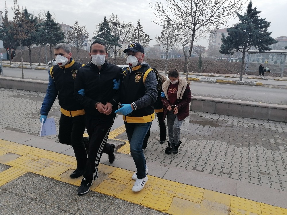 Arkadaşını pompalı tüfekle vuran genç kız ve 2 arkadaşı yakalandı 