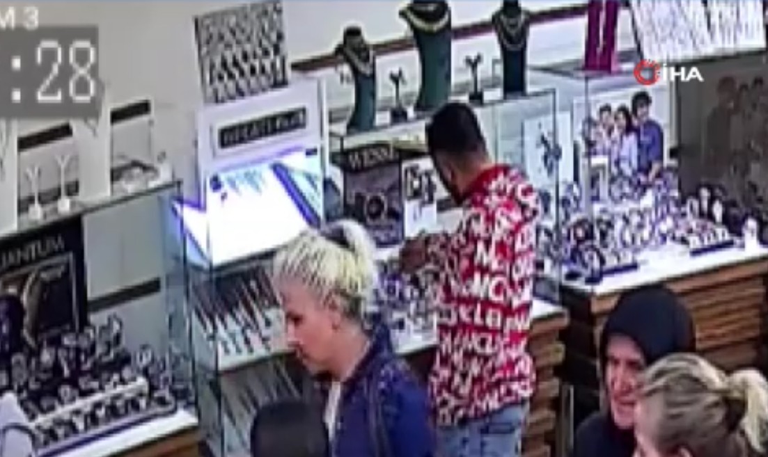 Arkadaşının çaldığı saati geri getirip teslim etti