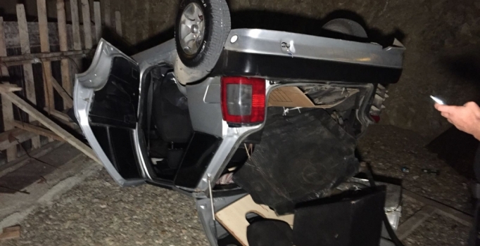 Arkadaşının otomobiliyle inşaat temeline düştü: 2 kişi yaralı