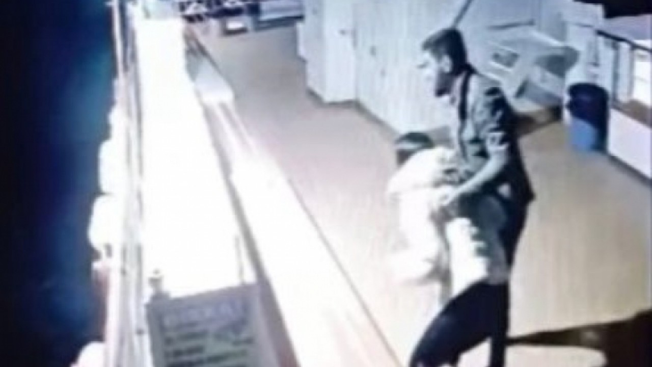 Arkadaşıyla tartıştıktan sonra feribottan suya atladı!