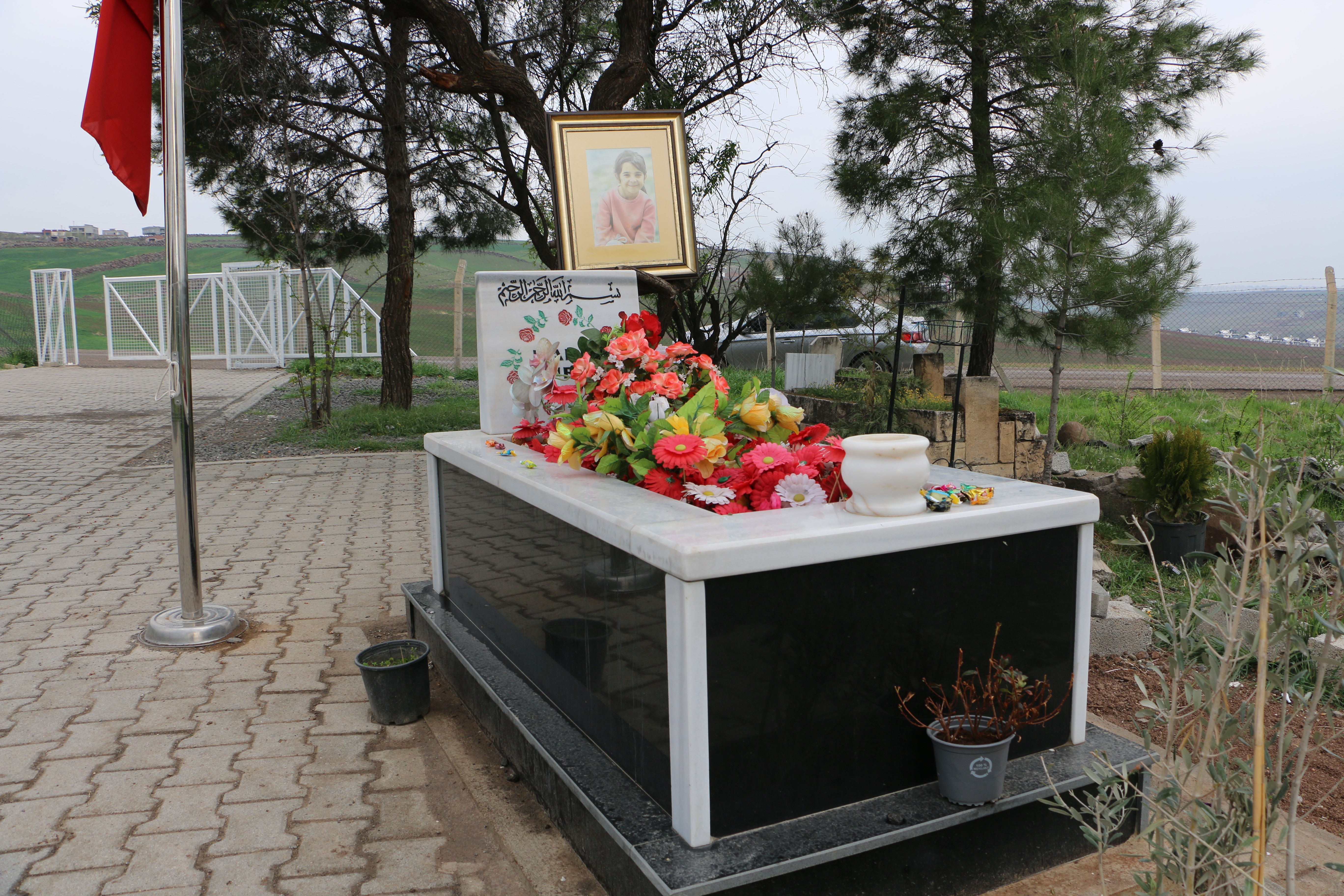 Arkadaşları bayramda Narin'in mezarını ziyaret etti