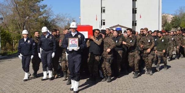Arkadaşları şehit Gençaslan'ın tabutunu omuzladı