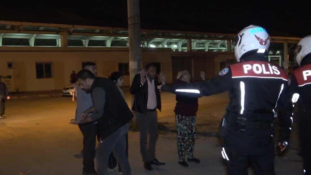 Arkadaşların silahlı kavgasına aileler karıştı: 2 yaralı, 2 gözaltı 