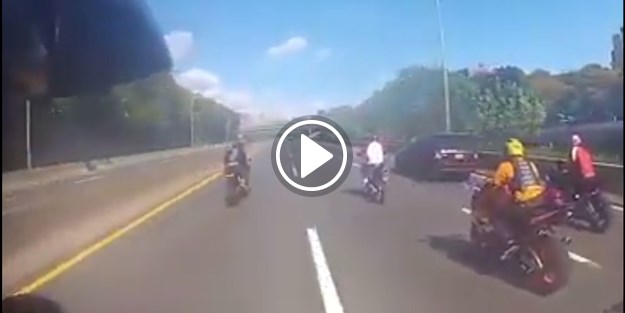 Arkadaşlarına çarpıp kaçan arabayı 500 motorcu kovalarsa...