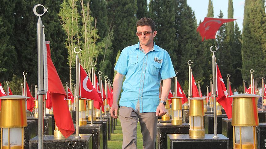 Arkadaşlarının kabrini her hafta ziyaret ediyor