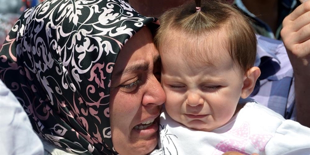 Arkadaşlarının omuzlarında uğurlandı - FOTO