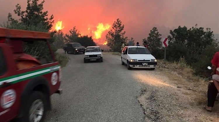Arkalarına bakmadan kaçıyorlar!
