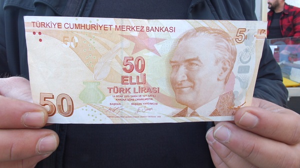 Arkasına yaslandı müşteri bekliyor! Hem üzen hem de sevindiren 50 lira