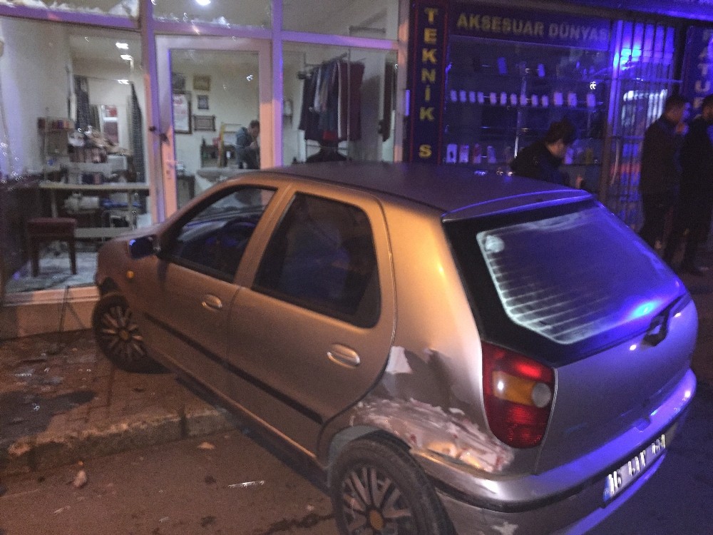 Arkasında seyreden otomobil çarptı, dükkana girdi 