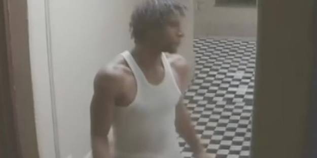 Arkasından gelen adamdan saniyelerle kurtuldu! O anlar böyle kaydedildi