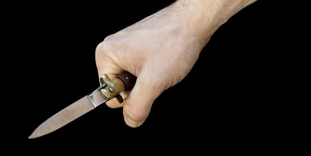 Armut dibine düşer! Firari babasını yakalamak için gelen polislere bıçak çekti