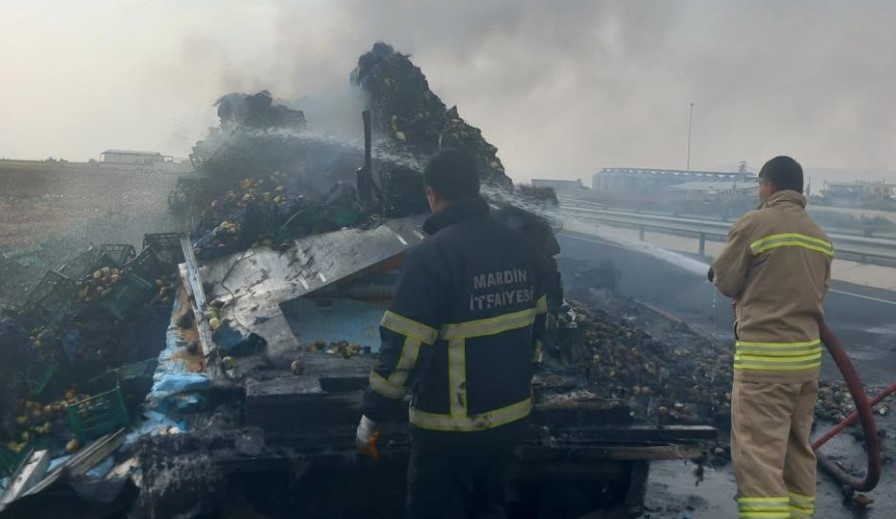 Armut yüklü tır küle döndü