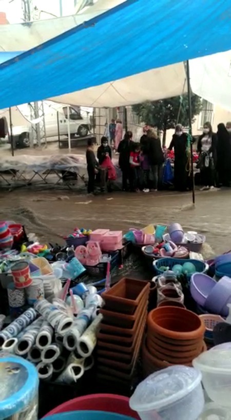 Arnavuktöy’de semt pazarını su bastı 