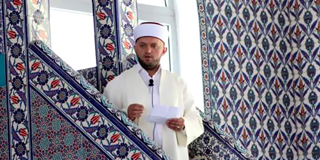 Arnavut imam Erdoğan için dua istedi