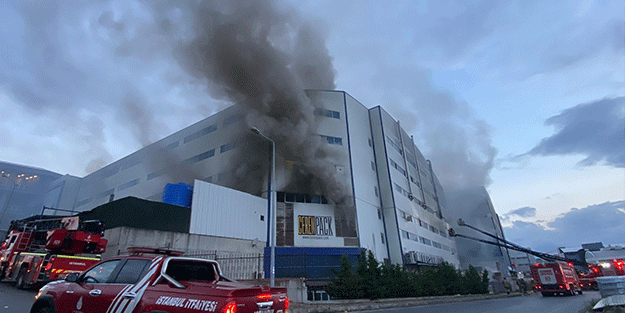 Arnavutköy Akpınar Sanayi Bölgesi’nde 4 katlı cam üretim fabrikasında yangın