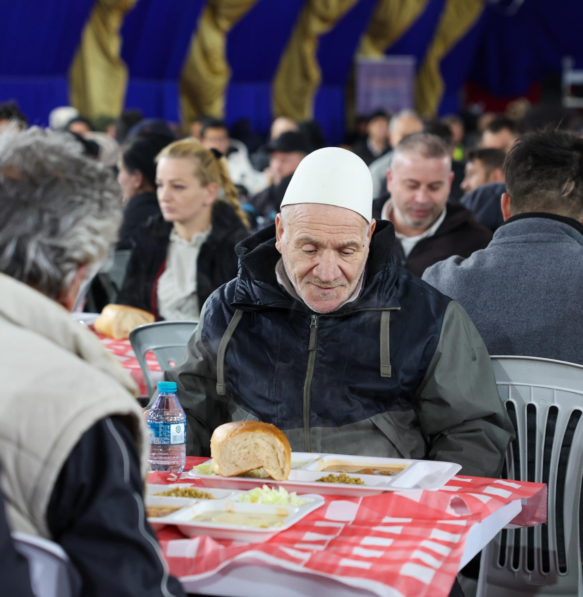 Arnavutköy Belediyesi’nden Kosova’da dev iftar!