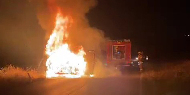 Arnavutköy’de alev alev yanan servis aracı küle döndü