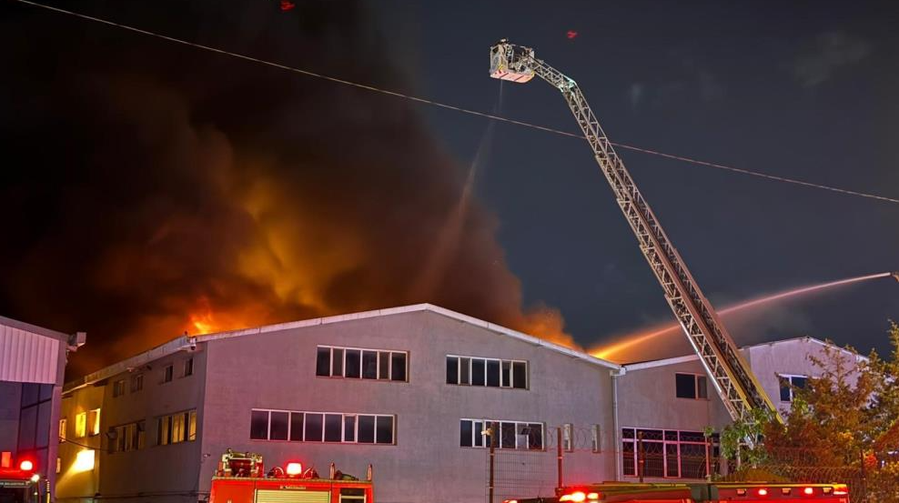 Arnavutköy'de alevler geceyi aydınlattı