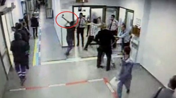 Arnavutköy'de baltayla hastane bastılar! Dehşet anları...